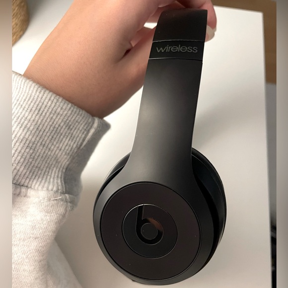 Beats Solo3 Wireless Headphones (like new) - Picture 2 of 12